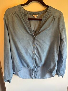 Candie's Light Blue Chambray Button-Front Tie-Hem Top- Size S